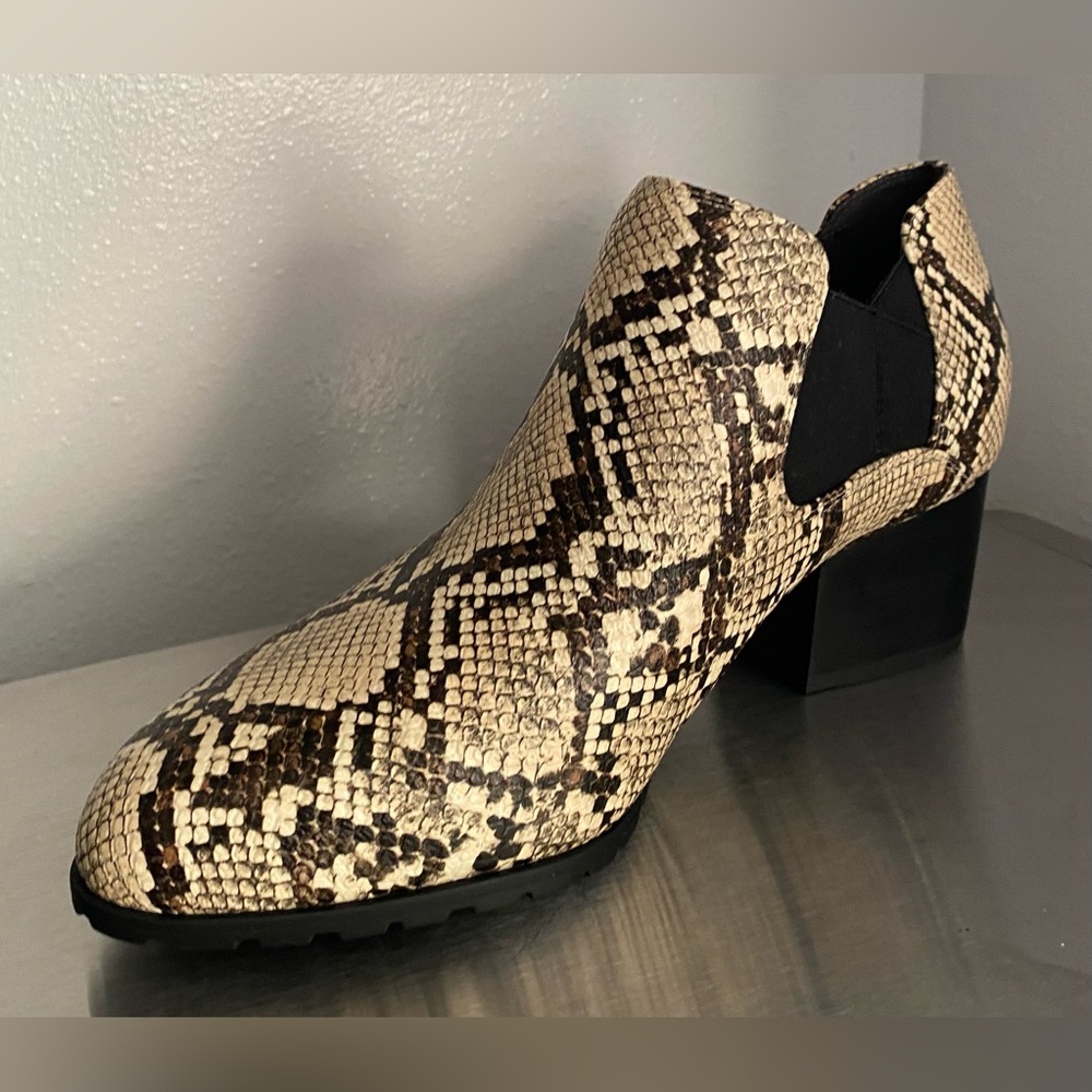 NWT-WOMENS VIONIC SNAKE DESIGN ANKLE BOOTIE 8-1/2 WIDE - Picture 9 of 15